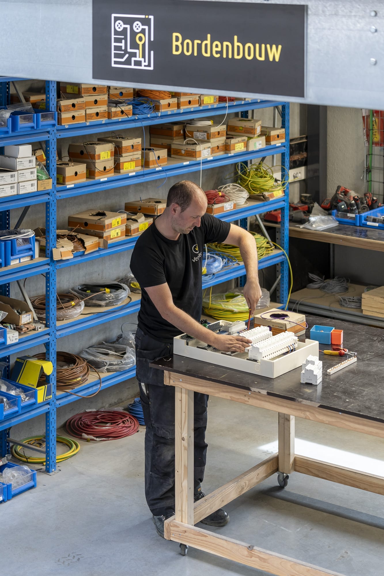 Bouw van elektrische verdeelborden in het Veritec atelier in Kruisem